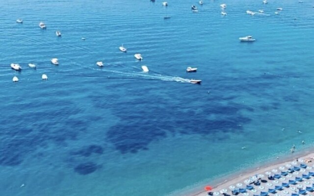 Beautiful 2-bed House in Positano Main Square Area