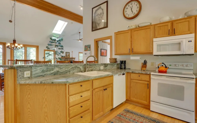 < 1 Mi to Camelback Resort: Home w/ Pool Table!