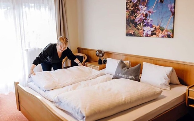 Dorfcafe Unken Hotelpension sWirtshaus im Dorf