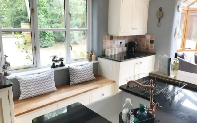 5-bed Home - Sleeps 12, Pool, Garden & Play Area