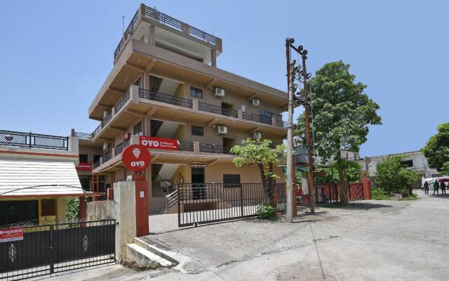 OYO Flagship 4464 MAIRA RESIDENCY