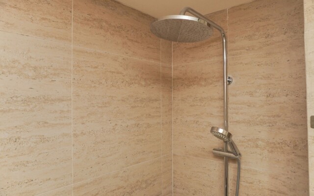 Modern Look And Comfy 2Br Gold Coast Apartment