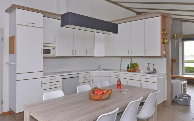 Modern Furnished Detached Bungalow, Located on the Marina