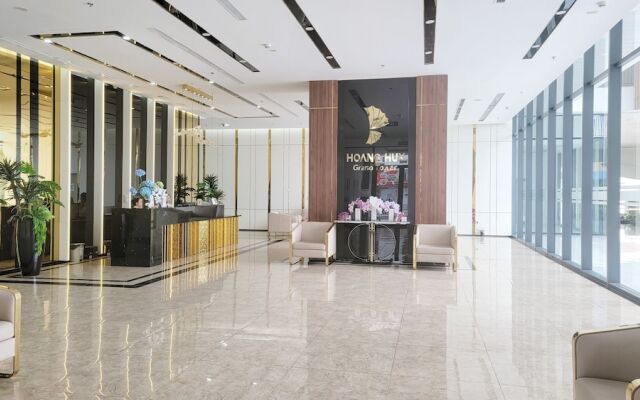 Modern Condo steps from Vincom Plaza