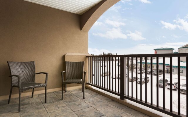 Days Inn & Suites by Wyndham Brandon