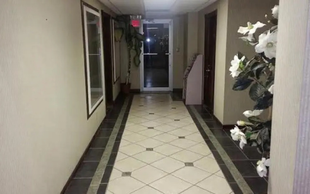 Americas Best Inn & Suites Commerce