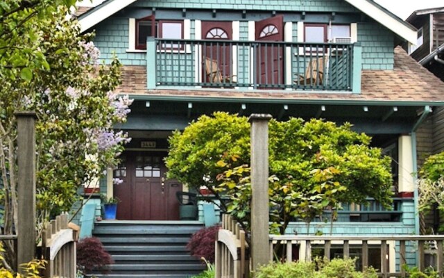 A Suite at Kitsilano Cottage