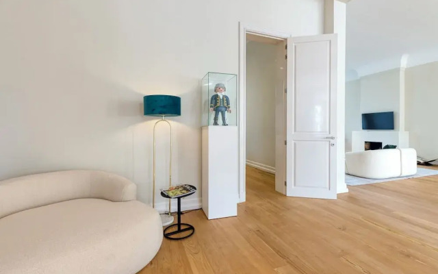 Luxurious 3-Bedroom 280sqm center