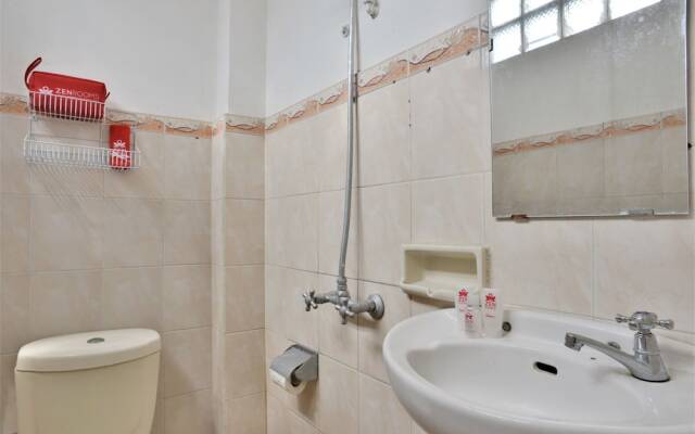 ZEN Rooms Basic Near Pasar Baru