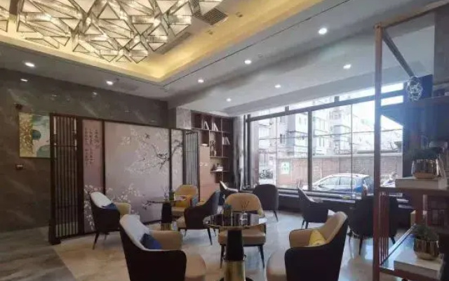 Homeinn Plus Hotel (Chifeng Gangtie Street South Railway Station)