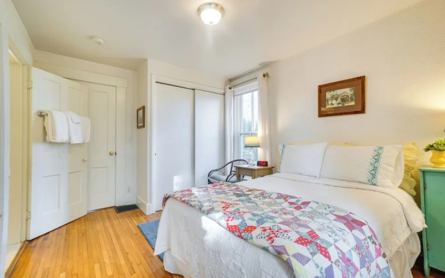 'the Porch House' Located in Historic Village