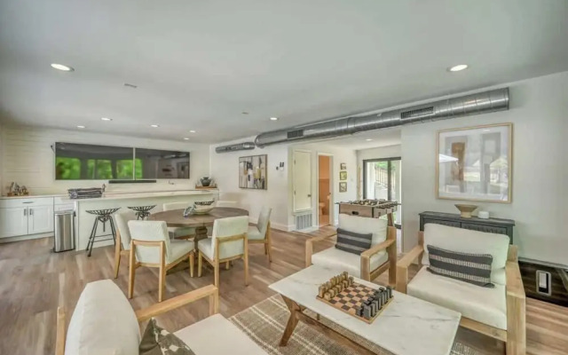 Luxury Riverfront Villa With Firepit & Gameroom!