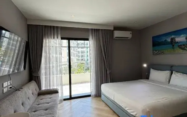 Title Legendary suite pool view E301