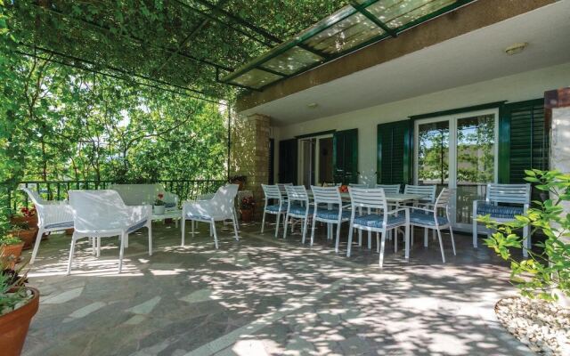Amazing Home in Makarska With Wifi and 6 Bedrooms
