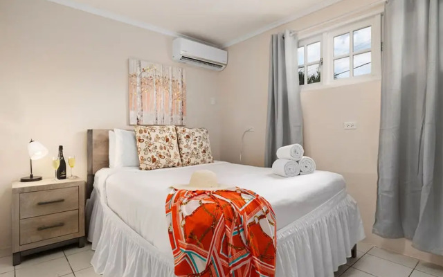 Sleeps 12 Spacious Private Pool Great Location