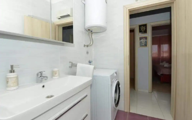 Home With Swimming Pool & Outdoor Kitchen