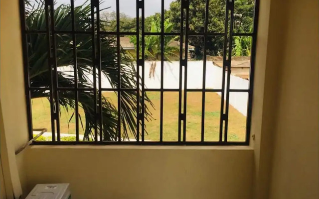 Room in B&B - Double Room With Balcony in the Heart of Accra