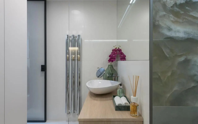 Fully renovated stylish duplex in a convenient location