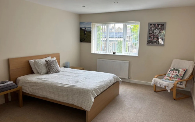 12 Guests - Hot Tub - Free Parking in Huddersfield