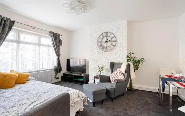 1 Bed-sleeps 4-free Parking-30 Min to Central Ldn