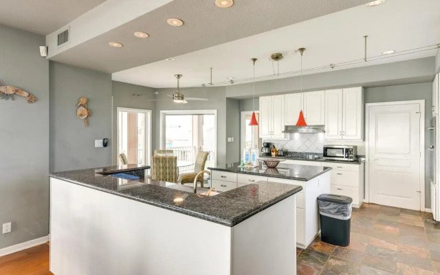 Oceanfront Galveston Beach House: Steps to Sand!