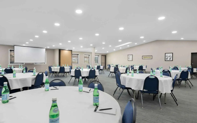 Country Inn & Suites by Radisson, Coon Rapids, MN