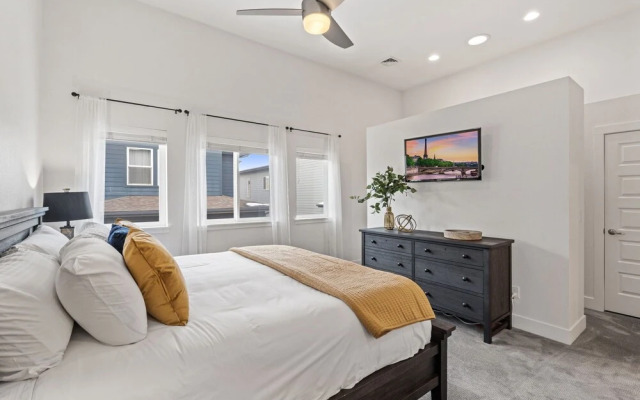 Steps From River & Old Town - Hot Tub & King Bd