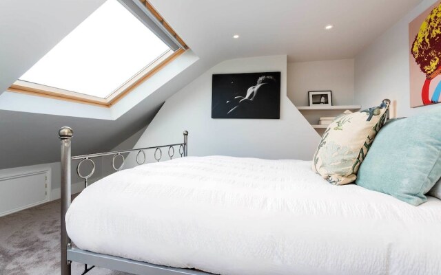 Veeve - Clapham Fairytale