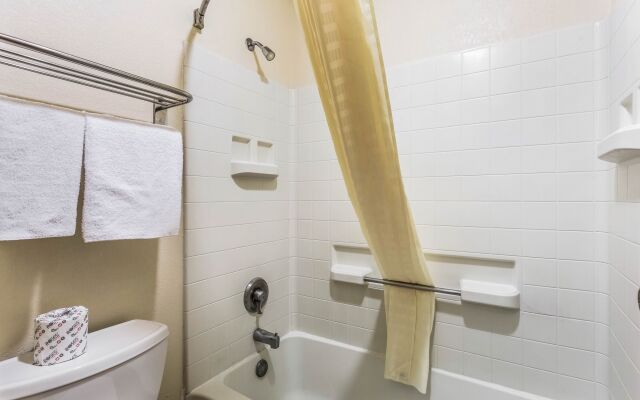 Econo Lodge Inn & Suites Albuquerque East I-40 Eubank Exit