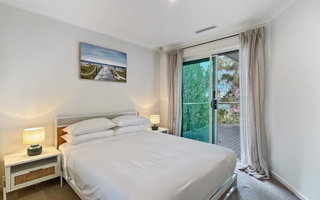 Spacious 4-bed Home With Coastal Charm – Guest Rooms – Long Beach