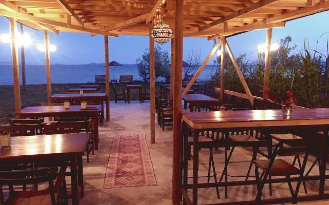 Hotel Oiki Beach Camp