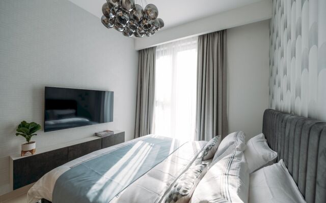 Elegant Stay: Balcony & Stunning Dubai Creek Views
