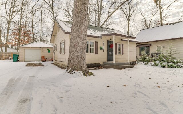 Family-friendly Cabin: Walk to Lake Access!