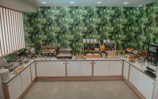 Aqua Beachfront Elegant Hotel