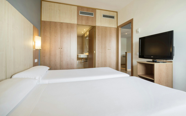 Hotel ILUNION Romareda - Image 4
