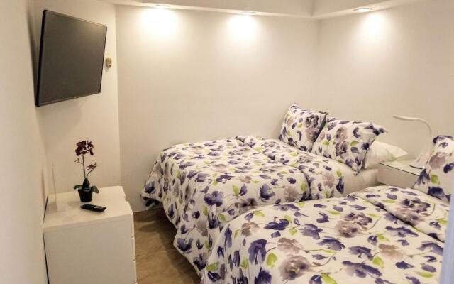 Alexander 802 3 Bedroom Apts by RedAwning