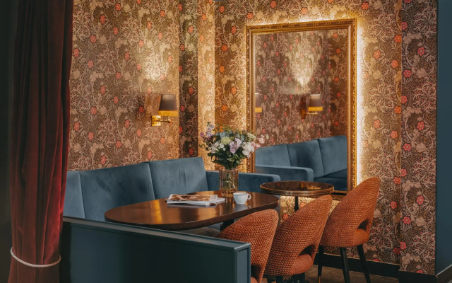 Snob Hotel