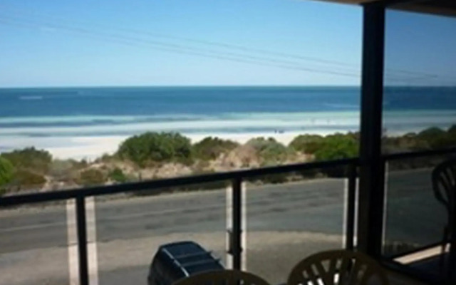 The Lighthouse - Beachfront Accommodation