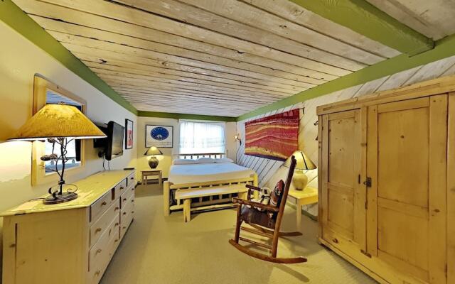 One Bedrooms At Snowbird Condos Slopeside - Free Wifi & Assigned Parking!