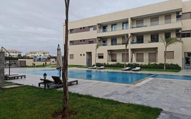 Appartement neuf avec piscine à 300m de la plage!