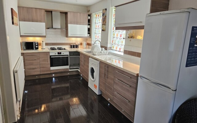 Cosy 3-bed Semi-detached House in Bradford