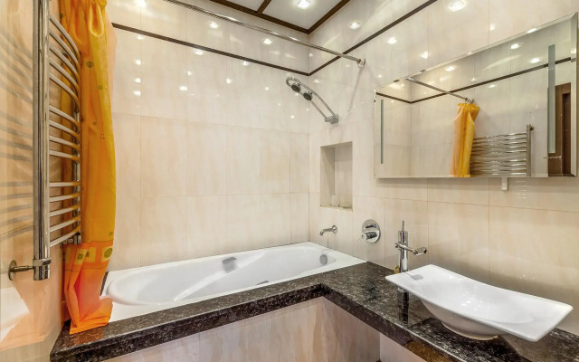 У церкви Святой Марии