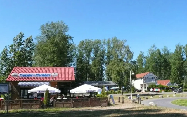Hausboot in Kroeslin am Bodden