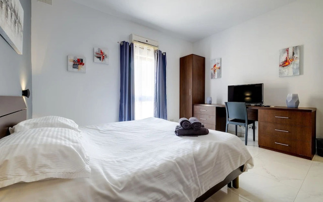 Modern 1BR Apartment Steps From the Promenade