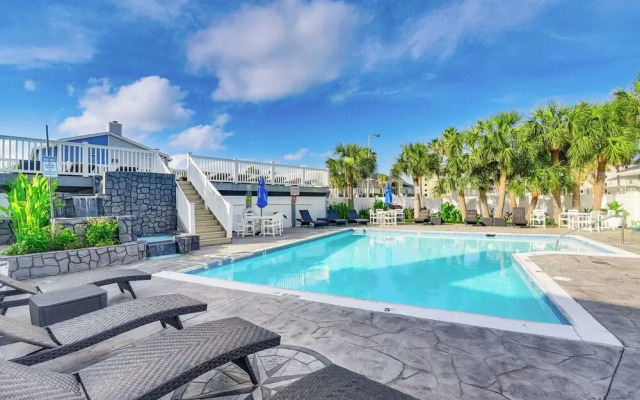 Bay View, Pool Access: Romantic Galveston Retreat!