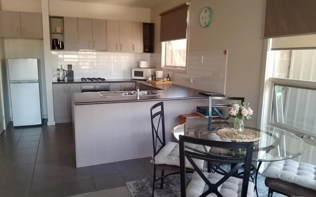 Lovely 2 bedroom apartment across from Shepp Lake.