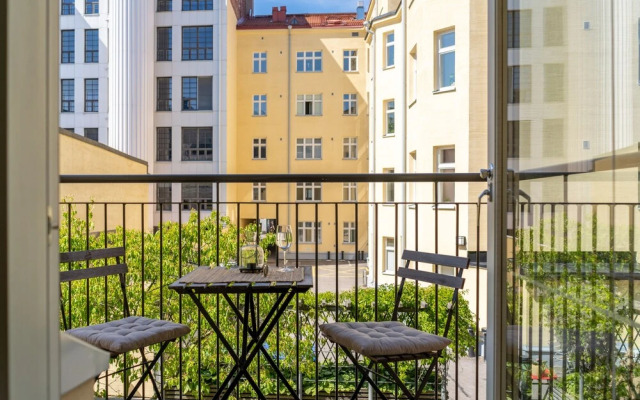 Stylish 1br with balcony & private sauna