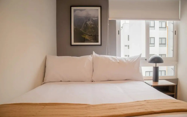 w Inviting 2BR w Balcony in Lively Miraflores