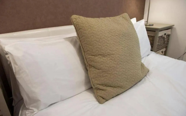 Ultra Modern, West End Village, Refurbished 1 bed