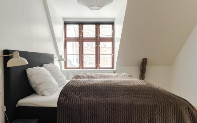 ★Central Apt · Newly Renovated · Shopping Street★